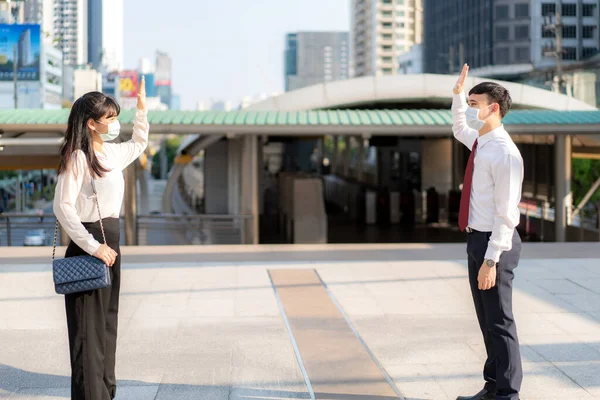 Homem Negócios Asiático Mulher Cumprimentar Dizer Olá Com Colega Negócios — Fotografia de Stock