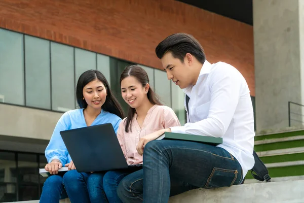 Tres Estudiantes Asiáticos Están Discutiendo Acerca Preparación Del Examen Presentación — Foto de Stock