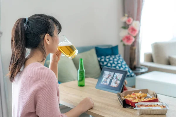 Mulher Asiática Virtual Happy Hour Festa Reunião Beber Cerveja Alcoólica — Fotografia de Stock