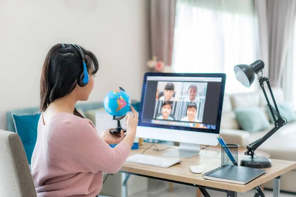 Asian Woman Teacher Teaching Geography Video Conference Learning Cheerful Elementary — Stock Photo, Image