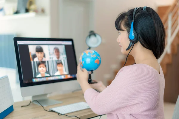 Asian Woman Teacher Teaching Geography Video Conference Learning Cheerful Elementary — Stock Photo, Image