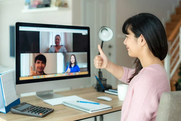 Mujer Negocios Asiática Pulgares Hacia Arriba Sus Colegas Sobre Plan —  Fotos de Stock