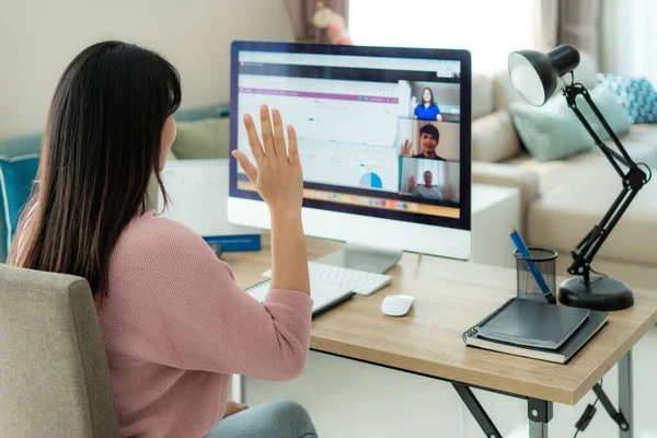 아시아인 사업가는 비디오 콘퍼런스에서의 계획에 동료들에게 인사하거나 인사를 컴퓨터를 사용하여 — 스톡 사진