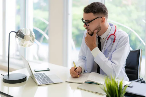 Hombre Doctor Está Pensando Resultado Examen Sus Pacientes Emoción Con — Foto de Stock