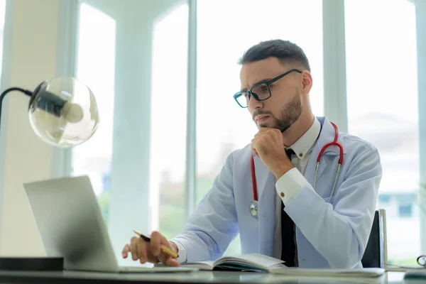 Hombre Doctor Está Pensando Resultado Examen Sus Pacientes Emoción Con — Foto de Stock