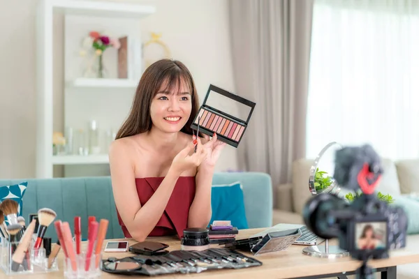 アジアの女性Vlogger現在または教育は 美容化粧品製品や彼女の顔を構成し 自宅でインターネットによるソーシャルネットワークへのライブビデオを放送 美容ブロガーの概念 — ストック写真