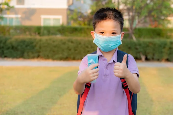 Asiatischer Junge Mit Schutzmaske Mit Antiseptischem Gel Und Daumen Hoch — Stockfoto