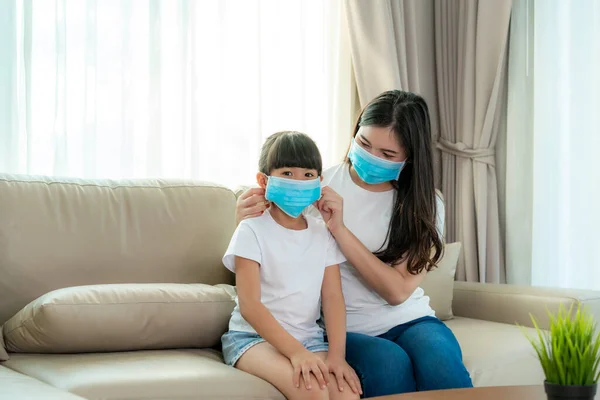 Asiatische Mutter Trägt Ihrer Tochter Eine Gesunde Gesichtsmaske Die Hause — Stockfoto