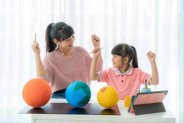 Asiática Escolar Primaria Con Madre Pintando Luna Clase Ciencias Aprendiendo —  Fotos de Stock