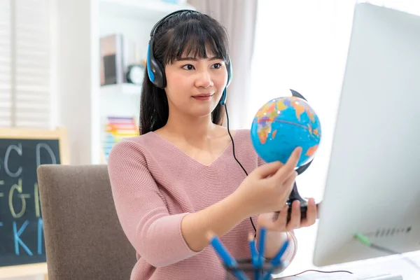 Азиатская Женщина Преподаватель Географии Через Видеоконференцию Электронное Обучение Веселый Ученик — стоковое фото