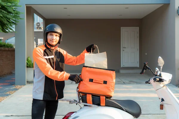 Entrega Homem Asiático Vestindo Uniforme Laranja Pronto Para Enviar Entregando — Fotografia de Stock