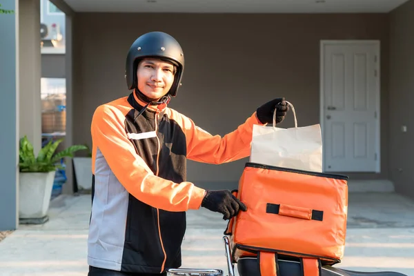 Entrega Homem Asiático Vestindo Uniforme Laranja Pronto Para Enviar Entregando — Fotografia de Stock