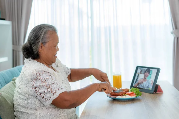 아시아 노인들은 가상적으로 시간을 보내며 온라인으로 음식을 — 스톡 사진
