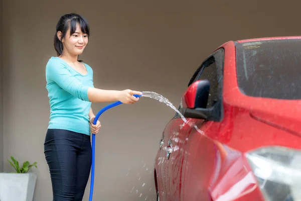 Mulher Asiática Ter Feliz Casa Lavando Proprietário Carro Vermelho Usando — Fotografia de Stock