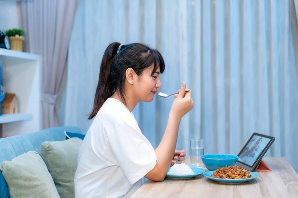 Asiática Mulher Virtual Happy Hour Reunião Jantar Comer Comida Line — Fotografia de Stock