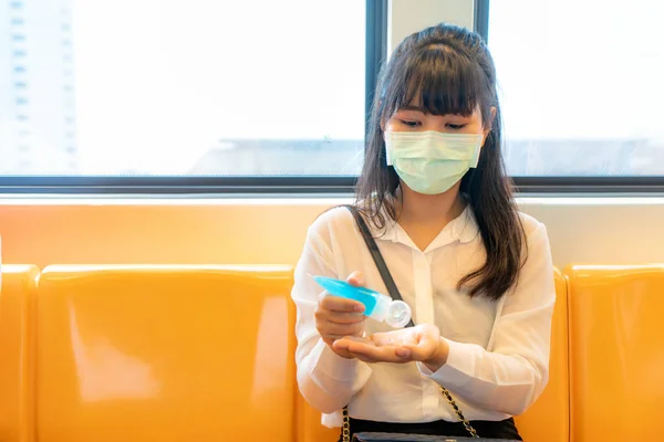 Asiatische Geschäftsfrau Mit Händedesinfektionsgel Spender Gegen Das Neuartige Coronavirus 2019 — Stockfoto