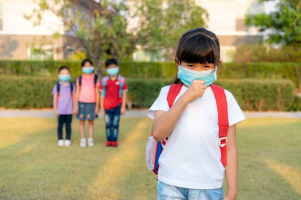 Asiatisches Mädchen Vorschulalter Mit Gesundem Mundschutz Niest Mit Freunden Hintergrund — Stockfoto
