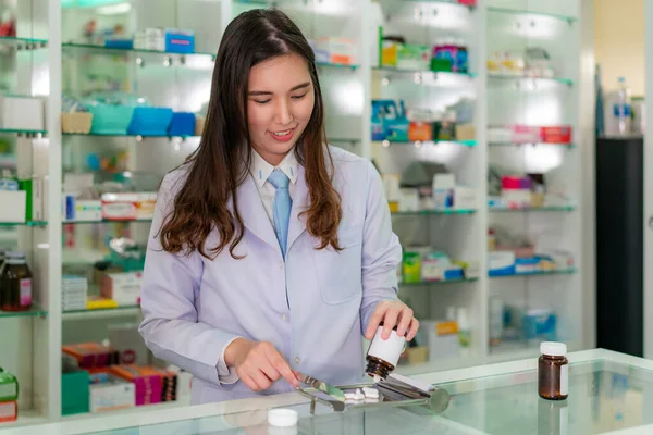 Asiatische Junge Apothekerin Gießen Und Zählen Medikamentenkapseln Auf Rostfreiem Tablett — Stockfoto