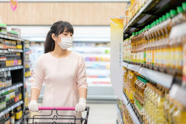 Mulher Asiática Com Máscara Higiênica Luva Borracha Com Carrinho Compras — Fotografia de Stock