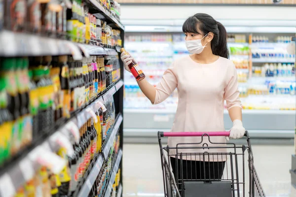 위생적 마스크와 장갑을 아시아 식료품 점에서 카트를 세계적 검역을 준비를 — 스톡 사진
