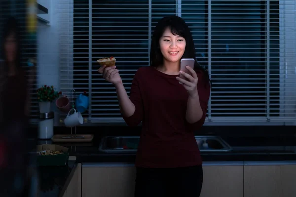 Азиатская Женщина Виртуальный Счастливый Час Встреча Доставка Пиццы Коробки Онлайн — стоковое фото