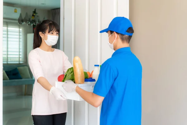 Asiatisk Kvinna Kund Bär Ansiktsmask Och Handske Emot Livsmedel Låda — Stockfoto