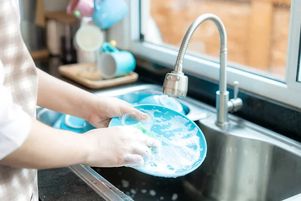 Close Hand Attractive Young Asian Woman Washing Dishes Kitchen Sink — Stock Photo, Image