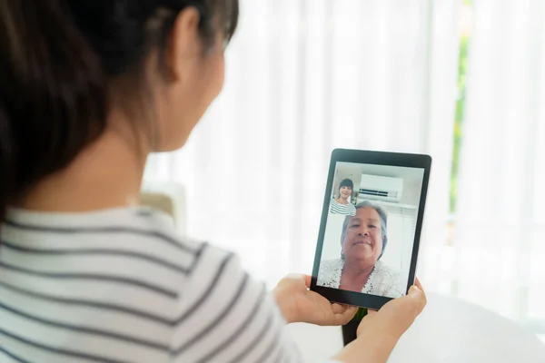 기사보기 아시아 대만남을 어머니와 온라인으로 대화를 나누며 비디오 태블릿 온라인 — 스톡 사진