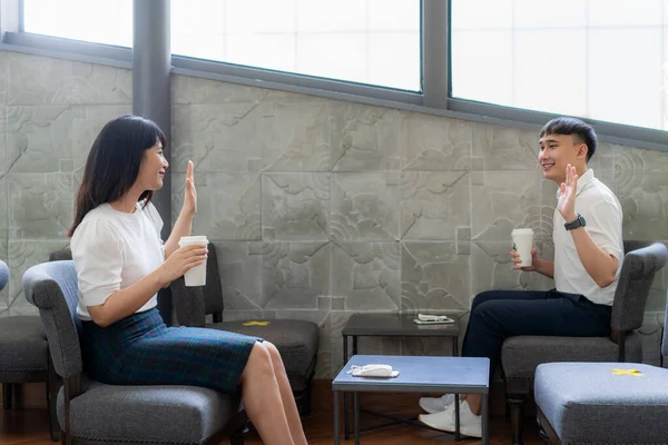 Asiatische Junge Männer Und Frauen Sitzen Eine Person Pro Tisch — Stockfoto