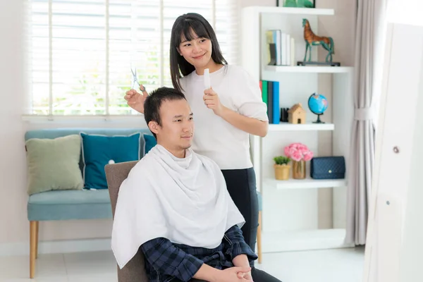 Jovem Asiático Com Sua Namorada Cabeleireiro Aparando Cabelo Preto Com — Fotografia de Stock