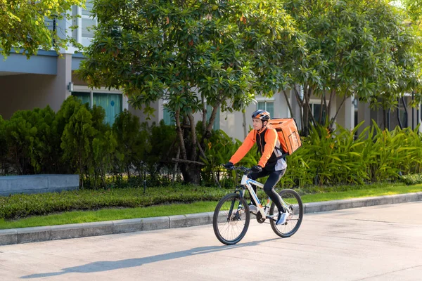 アジア人男性宅配自転車で街中の食べ物を配達し 家までの距離やレストランからの熱い食べ物の配達 食べ物の配達とオンラインショッピングの概念 — ストック写真