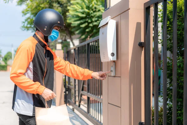 Entrega Hombre Asiático Usar Máscara Protectora Uniforme Naranja Listo Para —  Fotos de Stock