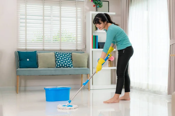 Çekici Genç Asyalı Kadın Oturma Odasında Fayans Paspaslarken Evde Temizlik — Stok fotoğraf