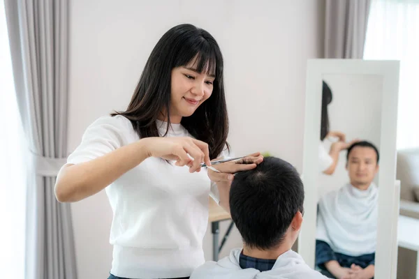 Asiatico Giovane Uomo Con Sua Ragazza Parrucchiere Taglio Capelli Con — Foto Stock