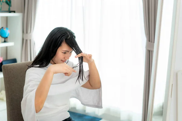 Азиатская Женщина Стрижет Свои Волосы Ножницами Стрижки Волос Дома Остаются — стоковое фото