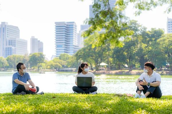 아시아의 여성은 친구와 이야기하고 긴장을 마스크를 착용하고 거리에 Covid 바이러스로부터 — 스톡 사진