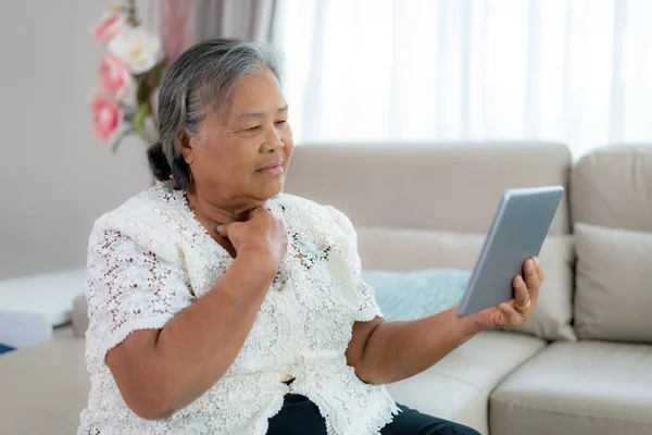 기사보기 아시아 머무르는 디지털 태블릿 온라인 디지털 서비스 상담에서 통증을 — 스톡 사진