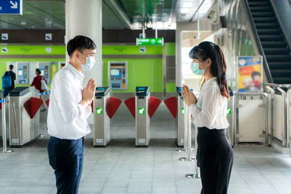 二人のアジアのビジネスの友人は 市内の地下鉄の駅で会い 友好的 敬意と相互に接続された感じコロナウイルスの広がりを避けるためにナマスポーズによって取得します — ストック写真