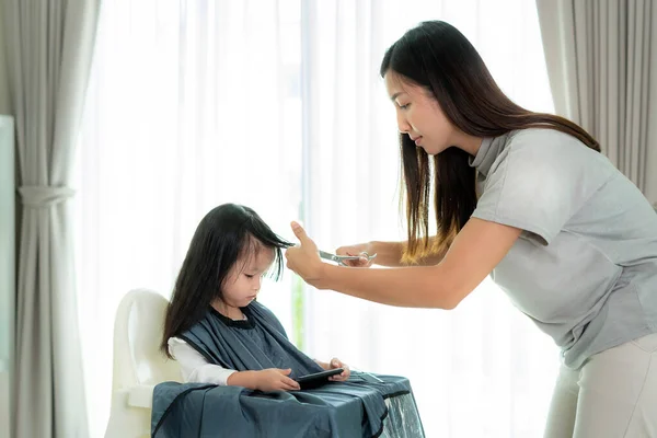 Madre Asiática Cortando Pelo Hija Sala Estar Casa Mientras Queda — Foto de Stock