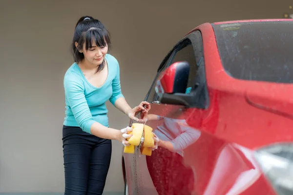 Aziatische Vrouw Hebben Gelukkig Huis Wassen Eigenaar Rode Auto Met — Stockfoto
