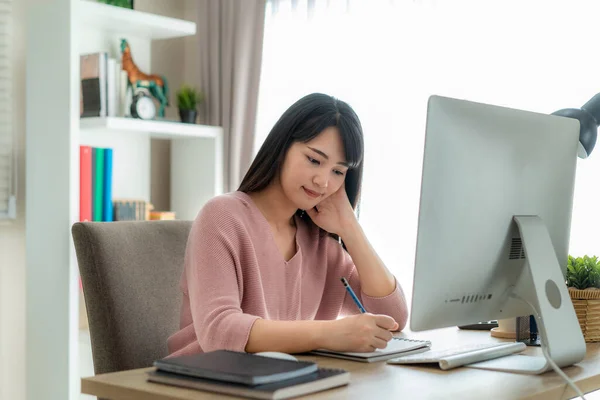 Jovem Empresária Asiática Usando Trabalho Computador Casa Para Proteger Vírus — Fotografia de Stock