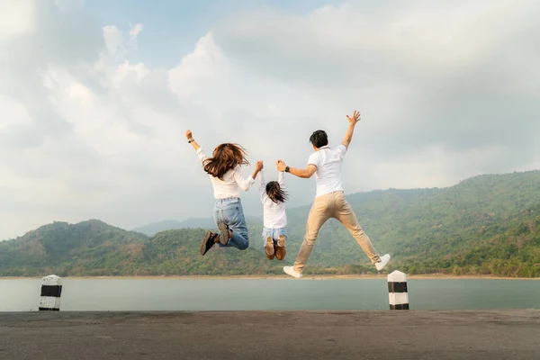 快乐的亚洲家庭 母亲和女儿在度假时 带着湖景和山景在路上跳跃 快乐的家庭时光 — 图库照片