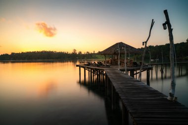 Trat, Tayland 'da Koh Mak' ta açık gündoğumu gökyüzü olan ahşap bir bar. Manzara ve seyahat, ya da yaz konseptinde doğa ve gezi