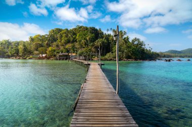 Denizdeki ahşap iskele ve Tayland, Trat 'taki Koh Mak' ta açık gün gökyüzü olan kulübe. Yaz, Seyahat, Tatil ve Tatil. Rahatlayın ve deniz konseptinde seyahat edin.