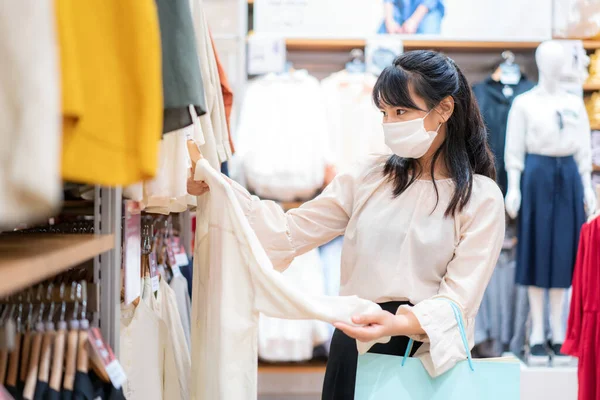 쇼핑백을 쇼핑하면서 마스크를 아시아 여성이 붐비는 지역에서 코로나 바이러스 예방과 — 스톡 사진