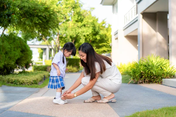 Madre Asiática Ayudando Hija Ponerse Zapatos Quitarse Parque Aire Libre — Foto de Stock