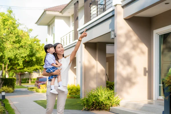 Familia Asiática Hija Madre Caminando Señalan Casa Aldea Veía Feliz — Foto de Stock