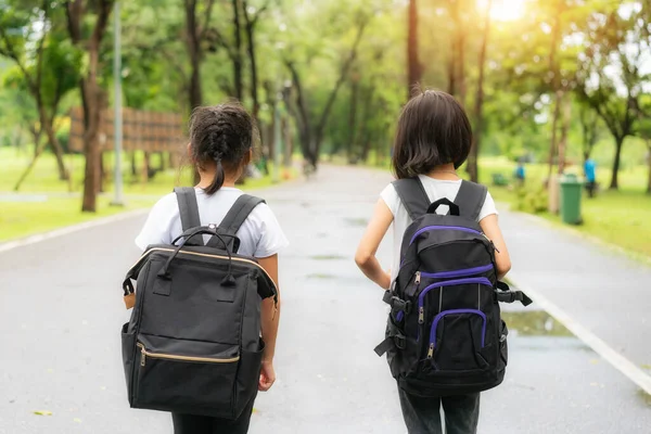 Deux Élèves École Primaire Marchant Vont École Deux Filles Avec — Photo