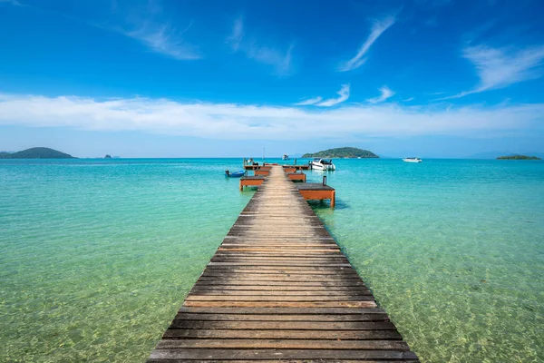 タイのTrat島にあるKoh Makでは 晴れた日の空が見える海と小屋の木製ボート桟橋 休暇と休日 海のコンセプトでリラックスして旅行 — ストック写真