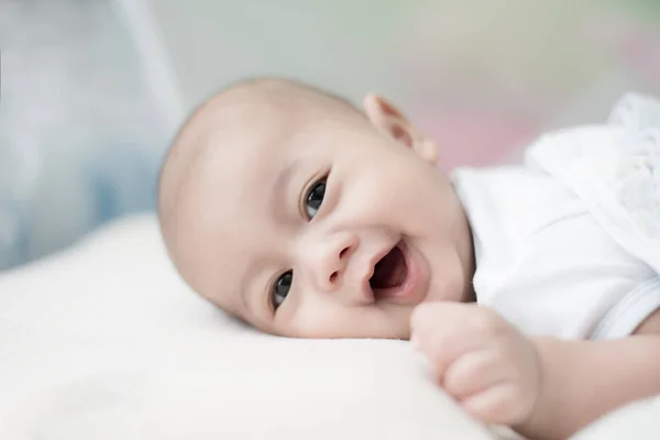 Portrait De Mignon 3 Mois Asiatique Bebe Garcon Couche Sur Une Couverture Souriant Personnes Stock Photo